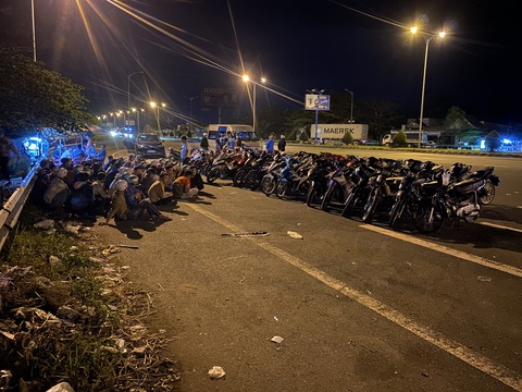 Hàng trăm thanh niên tụ tập đua xe trên cầu Cần Thơ - Ảnh 1. Hàng trăm thanh niên tụ tập đua xe trên cầu Cần Thơ - Ảnh 1.
