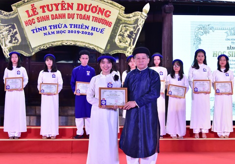 Mặc áo dài khăn đóng nhận danh hiệu Học sinh danh dự toàn trường - Ảnh 1. Mặc áo dài khăn đóng nhận danh hiệu Học sinh danh dự toàn trường - Ảnh 1.