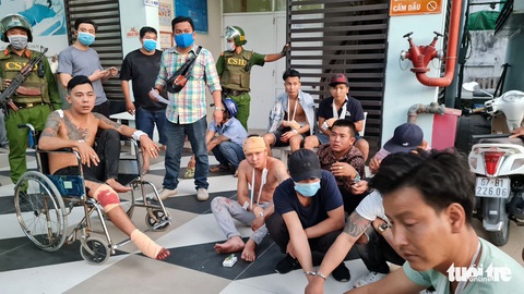 Bắt 2 nhóm chém nhau bằng mã tấu trên quốc lộ 91 làm nhiều người bị thương - Ảnh 3. Bắt 2 nhóm chém nhau bằng mã tấu trên quốc lộ 91 làm nhiều người bị thương - Ảnh 3.
