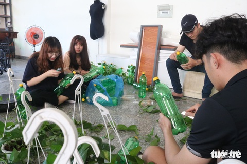 Mang chai nhựa, giày dép hỏng… đến quán cà phê tái chế ở TP.HCM - Ảnh 5. Mang chai nhựa, giày dép hỏng… đến quán cà phê tái chế ở TP.HCM - Ảnh 5.