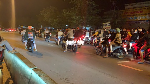 Hàng trăm ‘quái xế’ lại quậy ‘đã đời’ trên đường phố TP.HCM - Ảnh 6. Hàng trăm ‘quái xế’ lại quậy ‘đã đời’ trên đường phố TP.HCM - Ảnh 6.