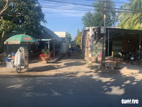 Tạm đình chỉ hiệu trưởng trường THPT Vĩnh Xương liên quan vụ nữ sinh tự tử - Ảnh 3. Tạm đình chỉ hiệu trưởng trường THPT Vĩnh Xương liên quan vụ nữ sinh tự tử - Ảnh 3.