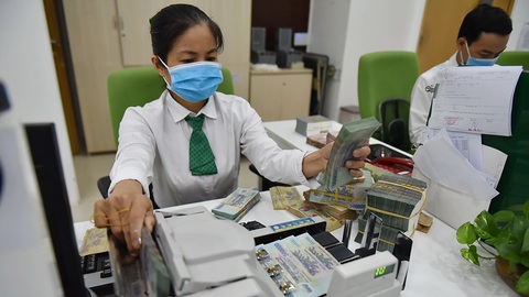 Lãi vay ngân hàng gần gấp đôi lãi huy động, người vay méo mặt - Ảnh 1. Lãi vay ngân hàng gần gấp đôi lãi huy động, người vay méo mặt - Ảnh 1.