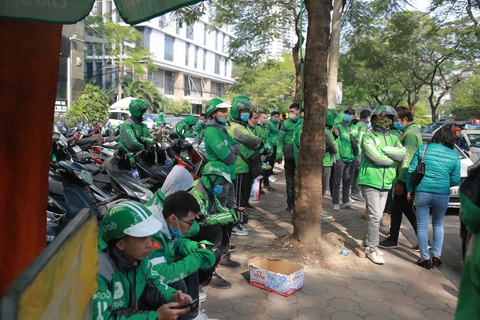 Hàng trăm tài xế tắt app, tập trung trước trụ sở Grab phản đối việc tăng giá cước - Ảnh 3. Hàng trăm tài xế tắt app, tập trung trước trụ sở Grab phản đối việc tăng giá cước - Ảnh 3.