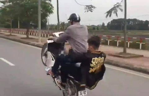 Bốc đầu xe máy rồi khoe trên Facebook, nam thanh niên bị phạt hơn 4 triệu đồng - Ảnh 1. Bốc đầu xe máy rồi khoe trên Facebook, nam thanh niên bị phạt hơn 4 triệu đồng - Ảnh 1.