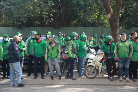 Hàng trăm tài xế tắt app, tập trung trước trụ sở Grab phản đối việc tăng giá cước - Ảnh 1. Hàng trăm tài xế tắt app, tập trung trước trụ sở Grab phản đối việc tăng giá cước - Ảnh 1.