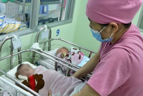 Thương lắm tiếng khóc bé thơ bị bỏ rơi ở bệnh viện - Ảnh 1. Thương lắm tiếng khóc bé thơ bị bỏ rơi ở bệnh viện - Ảnh 1.