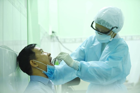 HCDC xét nghiệm COVID-19 có thu phí cho người xuất cảnh - Ảnh 1. HCDC xét nghiệm COVID-19 có thu phí cho người xuất cảnh - Ảnh 1.