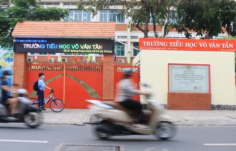 6.000 học sinh TP.HCM trở lại trường sau thời gian nghỉ phòng COVID-19 - Ảnh 1. 6.000 học sinh TP.HCM trở lại trường sau thời gian nghỉ phòng COVID-19 - Ảnh 1.