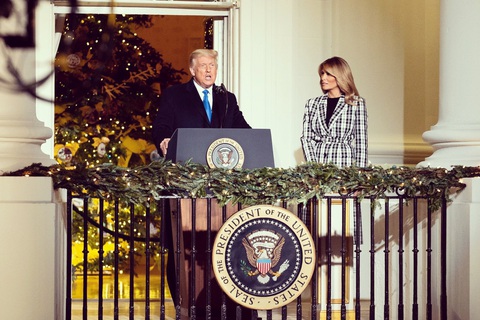 Vợ chồng ông Trump dự lễ lên đèn Giáng sinh tại Nhà Trắng - Ảnh 2. Vợ chồng ông Trump dự lễ lên đèn Giáng sinh tại Nhà Trắng - Ảnh 2.