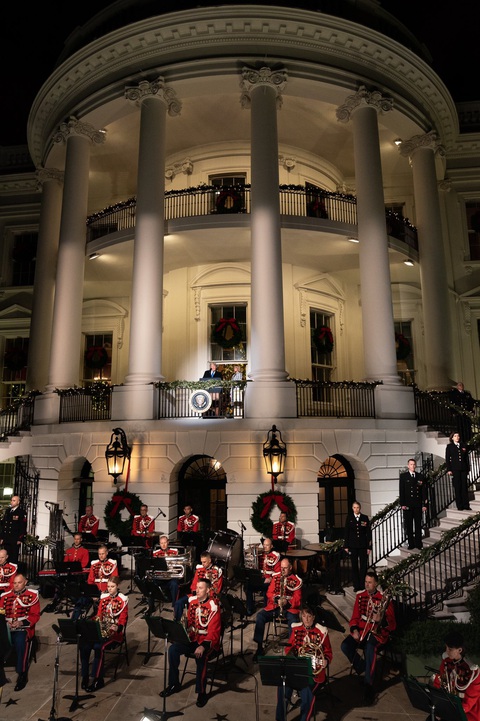 Vợ chồng ông Trump dự lễ lên đèn Giáng sinh tại Nhà Trắng - Ảnh 3. Vợ chồng ông Trump dự lễ lên đèn Giáng sinh tại Nhà Trắng - Ảnh 3.