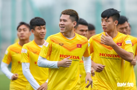 Quang Hải ăn mừng chiến thắng ở phần khởi động của tuyển Việt Nam - Ảnh 1. Quang Hải ăn mừng chiến thắng ở phần khởi động của tuyển Việt Nam - Ảnh 1.