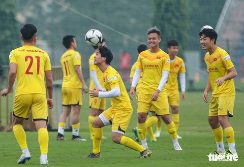 Quang Hải ăn mừng chiến thắng ở phần khởi động của tuyển Việt Nam - Ảnh 2. Quang Hải ăn mừng chiến thắng ở phần khởi động của tuyển Việt Nam - Ảnh 2.