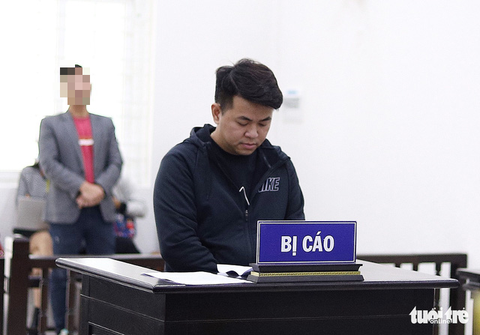Cựu công an lãnh án tù vì dùng thẻ ngành giả chiếm đoạt ô tô Camry - Ảnh 1. Cựu công an lãnh án tù vì dùng thẻ ngành giả chiếm đoạt ô tô Camry - Ảnh 1.