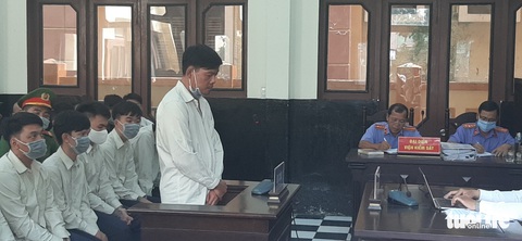 Xét xử phúc thẩm đại ca giang hồ Tân móp cùng đàn em nổ súng, chém người - Ảnh 1. Xét xử phúc thẩm đại ca giang hồ Tân móp cùng đàn em nổ súng, chém người - Ảnh 1.