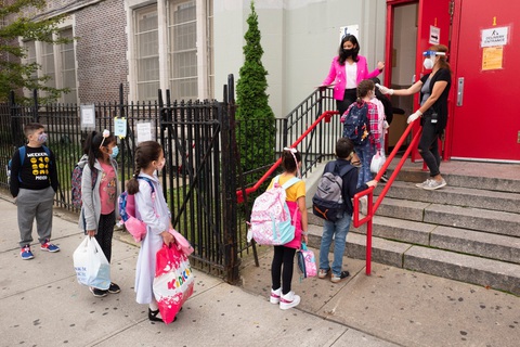 Thống đốc bang New York cho rằng trường học là nơi chống dịch COVID-19 an toàn nhất - Ảnh 1. Thống đốc bang New York cho rằng trường học là nơi chống dịch COVID-19 an toàn nhất - Ảnh 1.