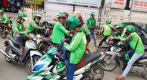 Tài xế bức xúc bị trừ thuế sớm, Grab nói do lỗi của app - Ảnh 1. Tài xế bức xúc bị trừ thuế sớm, Grab nói do lỗi của app - Ảnh 1.