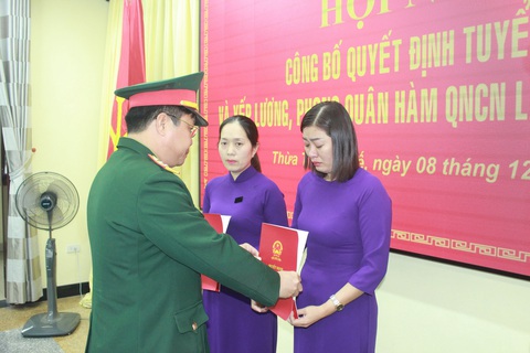 Vợ của 2 liệt sĩ Rào Trăng được phong quân hàm và nhận vào làm việc trong quân đội - Ảnh 1. Vợ của 2 liệt sĩ Rào Trăng được phong quân hàm và nhận vào làm việc trong quân đội - Ảnh 1.