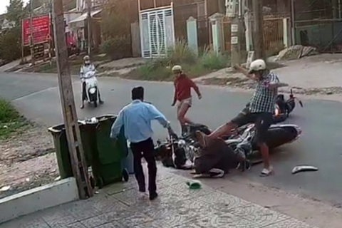 Bạn đọc phẫn nộ, đề nghị xử nghiêm thanh niên đánh dã man 2 nữ sinh sau va chạm giao thông - Ảnh 2. Bạn đọc phẫn nộ, đề nghị xử nghiêm thanh niên đánh dã man 2 nữ sinh sau va chạm giao thông - Ảnh 2.