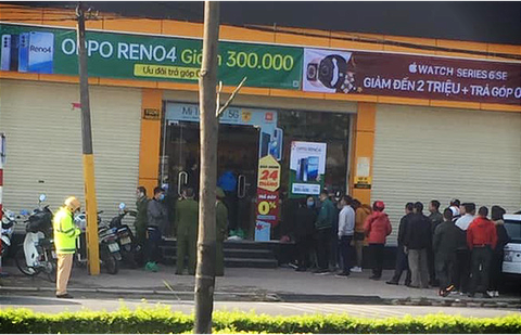 Tên trộm đâm gục bảo vệ cửa hàng Thế giới di động, cướp hơn 10 điện thoại - Ảnh 1. Tên trộm đâm gục bảo vệ cửa hàng Thế giới di động, cướp hơn 10 điện thoại - Ảnh 1.
