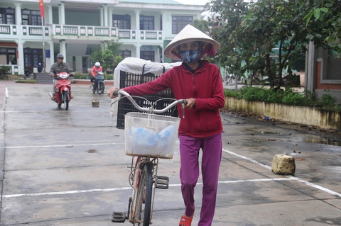 Trao sinh kế giúp người dân Quảng Nam vượt qua khó khăn sau bão lũ - Ảnh 2. Trao sinh kế giúp người dân Quảng Nam vượt qua khó khăn sau bão lũ - Ảnh 2.
