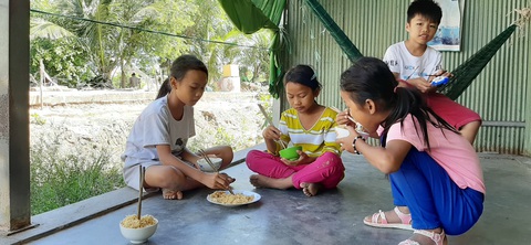 Những đứa trẻ chỉ muốn mãi được tới trường - Ảnh 2. Những đứa trẻ chỉ muốn mãi được tới trường - Ảnh 2.