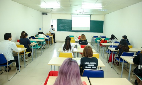 Đại học ở TP.HCM cho học tập trung trở lại, có trường vẫn học trực tuyến - Ảnh 1. Đại học ở TP.HCM cho học tập trung trở lại, có trường vẫn học trực tuyến - Ảnh 1.