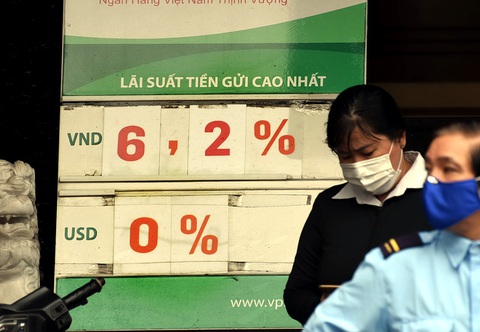 Ngân hàng tung thủ thuật giữ lãi suất cao? - Ảnh 1. Ngân hàng tung thủ thuật giữ lãi suất cao? - Ảnh 1.