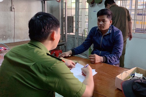 Thanh niên lên gối đấm, đá nữ sinh dã man sau va chạm giao thông khai gì? - Ảnh 1. Thanh niên lên gối đấm, đá nữ sinh dã man sau va chạm giao thông khai gì? - Ảnh 1.