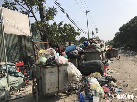 Nhiều tuyến đường Hà Nội lại hàng núi rác - Ảnh 5. Nhiều tuyến đường Hà Nội lại hàng núi rác - Ảnh 5.