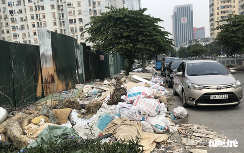Nhiều tuyến đường Hà Nội lại hàng núi rác - Ảnh 7. Nhiều tuyến đường Hà Nội lại hàng núi rác - Ảnh 7.