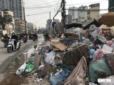 Nhiều tuyến đường Hà Nội lại hàng núi rác - Ảnh 1. Nhiều tuyến đường Hà Nội lại hàng núi rác - Ảnh 1.