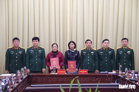 Vợ của hai liệt sĩ Đoàn 337 trở thành sĩ quan chuyên nghiệp - Ảnh 1. Vợ của hai liệt sĩ Đoàn 337 trở thành sĩ quan chuyên nghiệp - Ảnh 1.