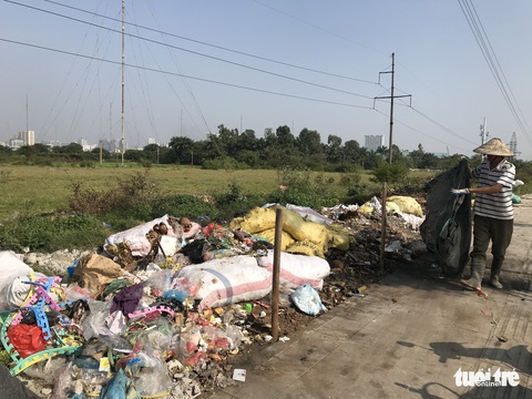 Nhiều tuyến đường Hà Nội lại hàng núi rác - Ảnh 4. Nhiều tuyến đường Hà Nội lại hàng núi rác - Ảnh 4.