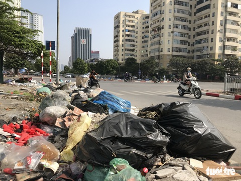 Nhiều tuyến đường Hà Nội lại hàng núi rác - Ảnh 6. Nhiều tuyến đường Hà Nội lại hàng núi rác - Ảnh 6.