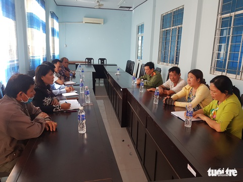 Lãnh đạo Sở Giáo dục họp với trường và gặp gia đình nữ sinh uống thuốc nghi tự tử - Ảnh 2. Lãnh đạo Sở Giáo dục họp với trường và gặp gia đình nữ sinh uống thuốc nghi tự tử - Ảnh 2.