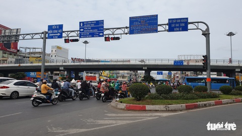Hai tên cướp giật giỏ xách nhanh như tia chớp của người phụ nữ ở ngã tư Hàng Xanh - Ảnh 2. Hai tên cướp giật giỏ xách nhanh như tia chớp của người phụ nữ ở ngã tư Hàng Xanh - Ảnh 2.