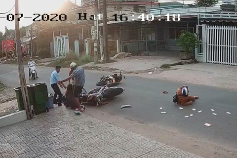 Nam thanh niên lên gối, đạp vào đầu nữ sinh sau tai nạn - Ảnh 2. Nam thanh niên lên gối, đạp vào đầu nữ sinh sau tai nạn - Ảnh 2.