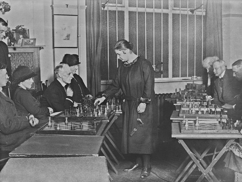 The Queen’s Gambit: Tôn vinh những phụ nữ thông tuệ - Ảnh 4. The Queen’s Gambit: Tôn vinh những phụ nữ thông tuệ - Ảnh 4.