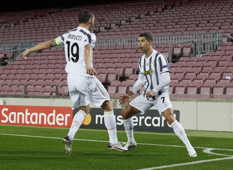 Đối đầu Messi, Ronaldo ghi 2 bàn giúp Juventus chiếm ngôi đầu bảng - Ảnh 1. Đối đầu Messi, Ronaldo ghi 2 bàn giúp Juventus chiếm ngôi đầu bảng - Ảnh 1.