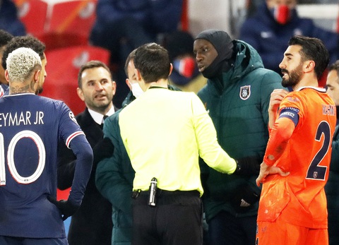 Trọng tài thứ tư phân biệt chủng tộc, PSG và Istanbul cùng rời sân phản đối - Ảnh 1.