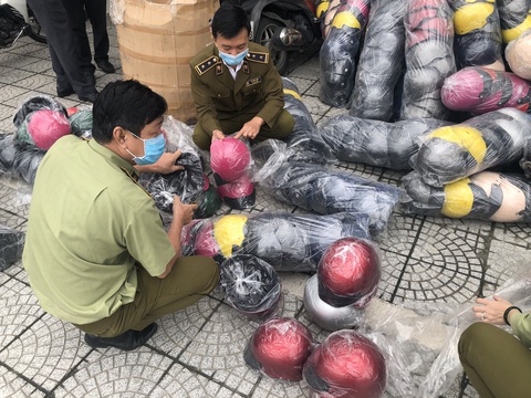 Thu giữ lượng lớn mũ bảo hiểm nghi giả nhãn hiệu Nón Sơn - Ảnh 1. Thu giữ lượng lớn mũ bảo hiểm nghi giả nhãn hiệu Nón Sơn - Ảnh 1.