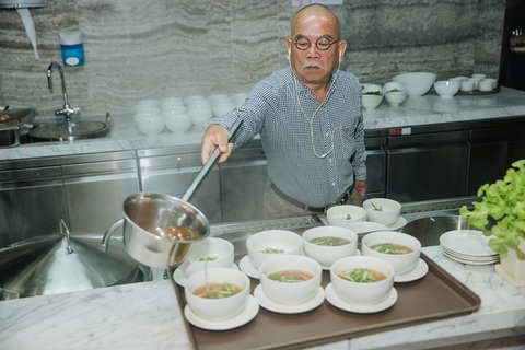 Thưởng thức phở Thìn vừa quen, vừa lạ tại Vinpearl - Ảnh 1.