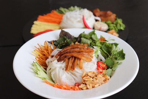 Thưởng thức phở Thìn vừa quen, vừa lạ tại Vinpearl - Ảnh 7.