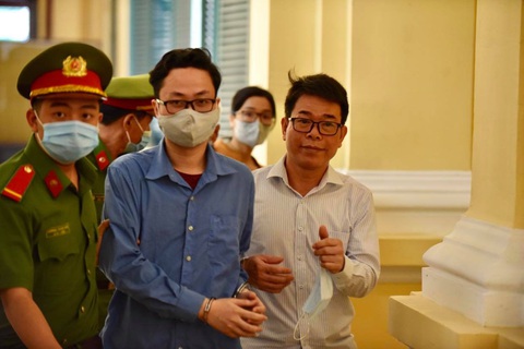 Xét xử nguyên Phó Chánh án quận 4: Hoãn tòa vì vắng toàn bộ bị hại - Ảnh 2. Xét xử nguyên Phó Chánh án quận 4: Hoãn tòa vì vắng toàn bộ bị hại - Ảnh 2.