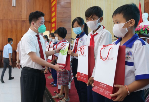 300 học sinh khó khăn Kiên Giang nhận học bổng ‘Gieo mầm tri thức’ - Ảnh 3. 300 học sinh khó khăn Kiên Giang nhận học bổng ‘Gieo mầm tri thức’ - Ảnh 3.