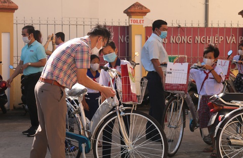 300 học sinh khó khăn Kiên Giang nhận học bổng ‘Gieo mầm tri thức’ - Ảnh 4. 300 học sinh khó khăn Kiên Giang nhận học bổng ‘Gieo mầm tri thức’ - Ảnh 4.