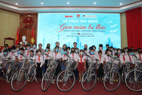 300 học sinh khó khăn Kiên Giang nhận học bổng ‘Gieo mầm tri thức’ - Ảnh 1. 300 học sinh khó khăn Kiên Giang nhận học bổng ‘Gieo mầm tri thức’ - Ảnh 1.