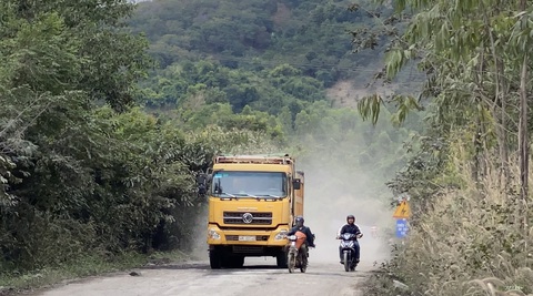 Xe quá tải phá nát đường, sở than khó xử lý vì chỉ có 2 xe chuyên dụng - Ảnh 2. Xe quá tải phá nát đường, sở than khó xử lý vì chỉ có 2 xe chuyên dụng - Ảnh 2.