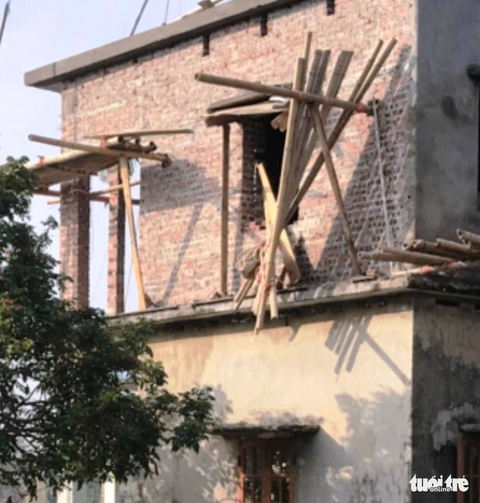 Sập giàn giáo khi xây nhà, 3 người chết - Ảnh 1. Sập giàn giáo khi xây nhà, 3 người chết - Ảnh 1.